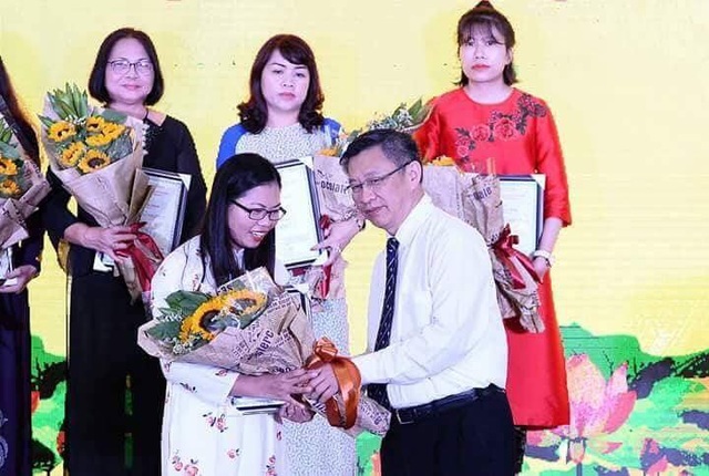 Phóng viên báo Dân trí đoạt nhiều giải báo chí năm 2018 - 1 PV Hoàng Lam (hàng đầu tiên) nhận giải thưởng tại Cuộc thi báo chí về công tác đối ngoại toàn quốc