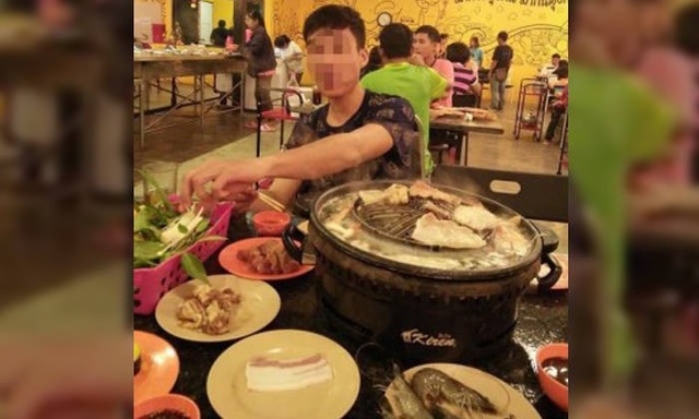 Thanh niên giả nghèo để ăn xin rồi chễm chệ ngồi ăn ở nhà hàng sang trọng - 1 Người đàn ông bị bắt gặp khi đang ngồi ăn chễm chệ tại một nhà hàng lẩu sang trọng sau khi ăn xin trên mạng. (Nguồn: STOMP)