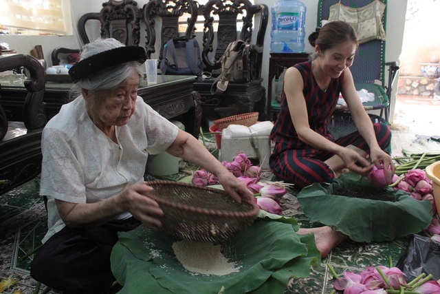 Bà Nguyễn Thị Dần (95 tuổi, 33 Tô Ngọc Vân, Hà Nội) hiện là nghệ nhân cao tuổi nhất còn gắn bó với nghề truyền thống. Dù đã ở cái tuổi “xưa nay hiếm” nhưng năm nào cũng vậy, cứ đến mùa sen, cụ lại cùng các con cháu tất bật làm trà.