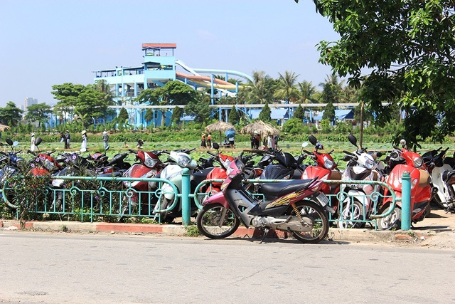 Kiếm bạc triệu từ những dịch vụ "ăn theo" mùa sen - 8
Bãi gửi xe ngay trước đầm sen ở Hồ Tây, trung bình, mỗi lượt gửi xe ở đây dao động từ 10-20 nghìn đồng/ xe máy; 40 nghìn đồng/ô tô.