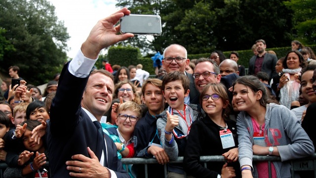 Tổng thống Pháp nổi giận vì bị gọi bằng biệt danh - 1
Tổng thống Pháp Emmanuel Macron chụp ảnh cùng với các em học sinh hôm 18/6. (Ảnh: AFP)