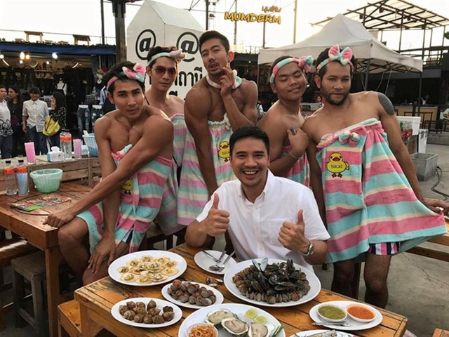 Đỏ mặt với dàn trai đẹp 6 múi mặc đồ nữ sexy tại nhà hàng Thái Lan ...