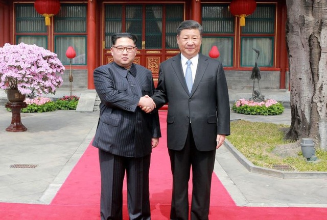 Ông Kim Jong-un lần thứ 3 thăm Trung Quốc trong vòng 3 tháng - 1
Nhà lãnh đạo Triều Tiên Kim Jong-un và Chủ tịch Trung Quốc Tập Cận Bình (Ảnh: Reuters)