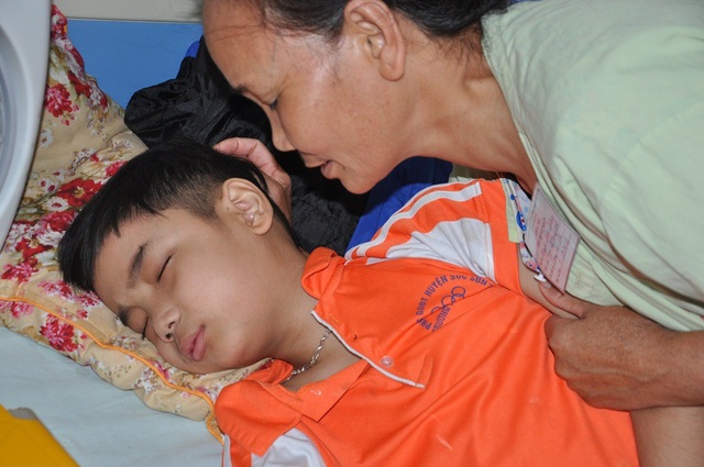 “Hai em con bị bệnh, giờ con cũng bị ung thư rồi” - 5 Bà ngoại ghé tai gọi khi em lả đi mệt quá.