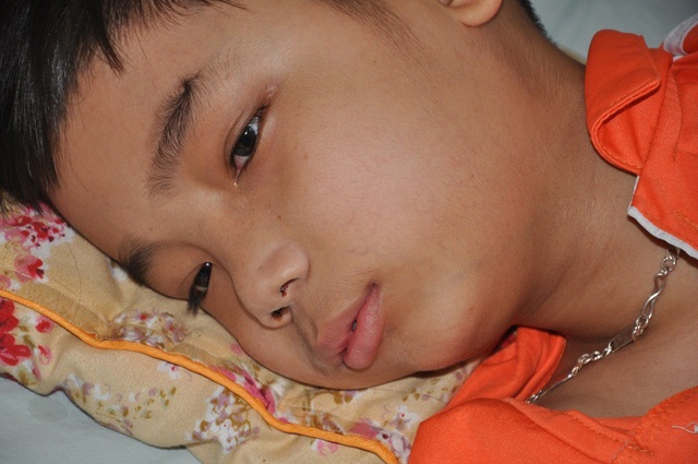“Hai em con bị bệnh, giờ con cũng bị ung thư rồi” - 2 Cậu bé nằm mê mệt, không ăn được gì cả.