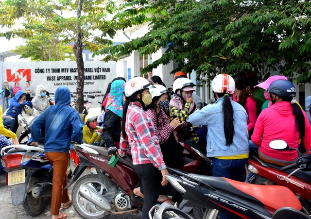 500 công nhân đình công vì tăng ca nhiều và đơn giá thấp - 1 Các công nhân đình công tụ tập trước cổng của công ty