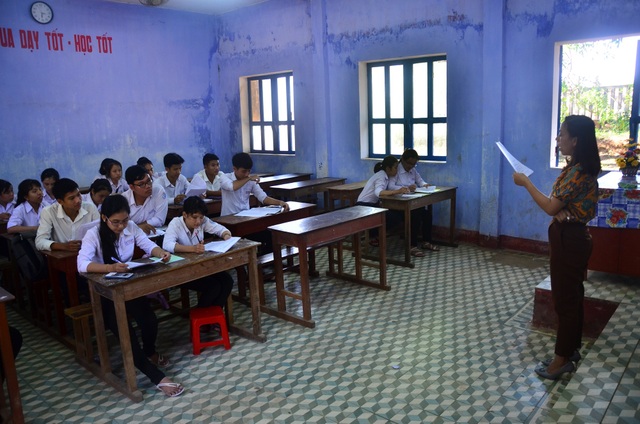 "Tăng tốc" cho kỳ thi THPT Quốc gia - 1
Học sinh lớp 12 tại huyện đảo Lý Sơn (tỉnh Quảng Ngãi) được chọn thầy cô ôn thi phù hợp với năng lực, nguyện vọng của mình. (Ảnh: Quốc Triều)
