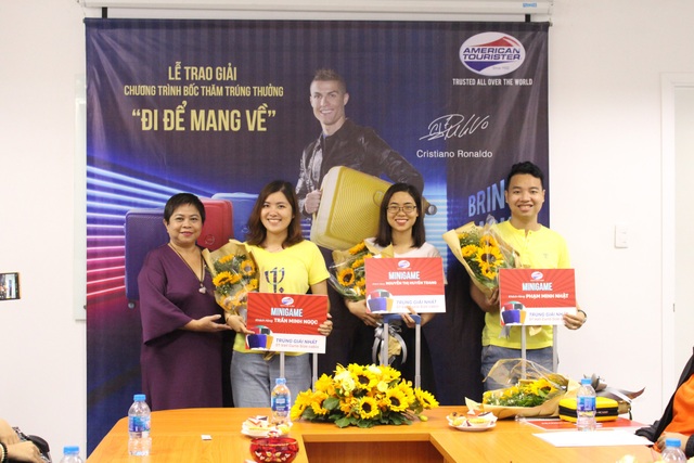 Trao giải chương trình bốc thăm trúng thưởng thương hiệu American Tourister - 2
Khách hàng may mắn khi tham gia Minigame trên facebook của nhãn hàng American Tourister với giải thưởng là chiếc vali Curio trị giá 3.500.000 đồng