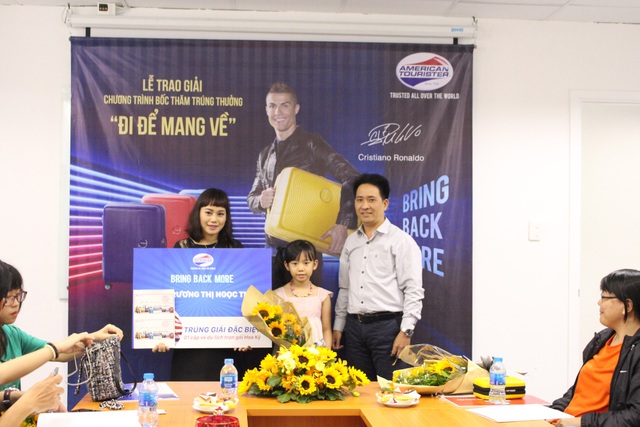 Trao giải chương trình bốc thăm trúng thưởng thương hiệu American Tourister - 4
Chị Trương Thị Ngọc Thảo – Khách hàng may mắn đoạt giải cao nhất của chương trình