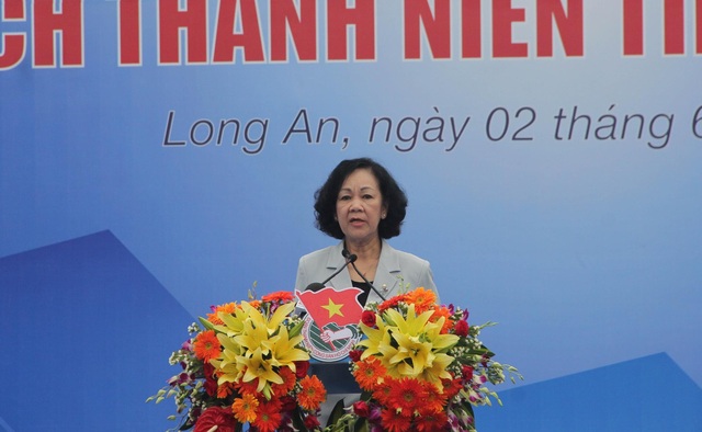 Ra quân Chiến dịch Thanh niên tình nguyện 2018 bằng nhiều hành động thiết thực - 1 Ủy viên Bộ Chính trị, Trưởng ban Dân vận Trung ương Trương Thị Mai biểu dương tinh thần tình nguyện của thanh niên tham dự.