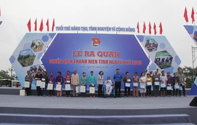 Ra quân Chiến dịch Thanh niên tình nguyện 2018 bằng nhiều hành động thiết thực - 2 70 phần quà được Trung ương Đoàn trao tặng cho người nghèo, gia đình chính sách và học sinh nghèo tỉnh Long An.