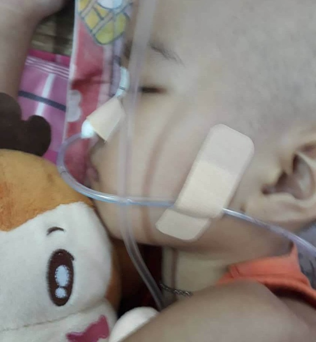 Thương bé gái người Tày vừa bị ung thư máu vừa hoại tử chân - 5 Có lúc tưởng chừng con đã không thể vượt qua