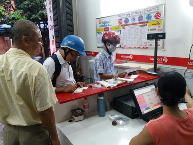 Vietlott càng mở rộng, lợi nhuận càng giảm? - 1
Vietlott đã có hơn 2.000 điểm bán trên cả nước. Ảnh: Thy Thơ