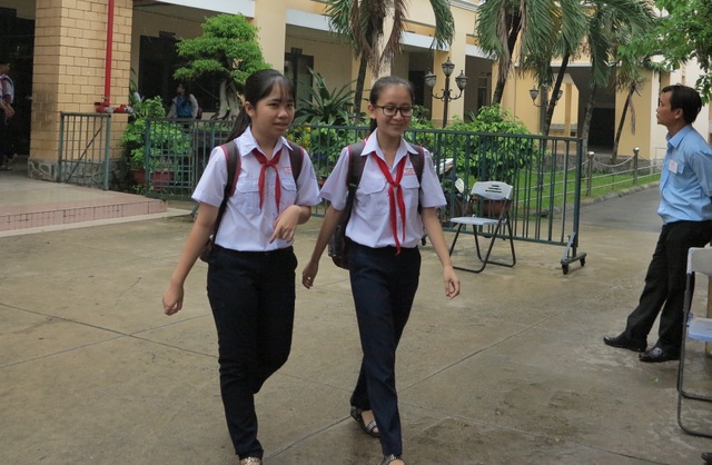 Gợi ý bài giải đề Văn thi lớp 10 ở TPHCM - 2 Học sinh thi xong môn Văn lớp 10