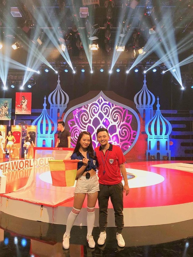 Màn nhảy nóng bỏng của kiện tướng dancesport 19 tuổi cổ vũ World Cup - 2 Quỳnh Hương tham gia Nóng cùng World Cup