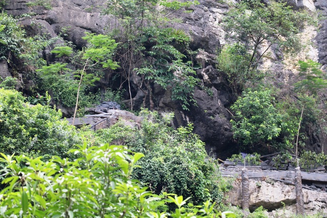 Tiếp tục lỡ hẹn tháo dỡ công trình “khủng” xâm hại Tràng An - 2 Dấu tích di sản bị xâm hại vẫn còn thể hiện rất rõ.