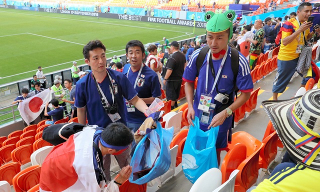 Tại sao cổ động viên Nhật Bản và Senegal được ngưỡng mộ nhất World Cup? - 1 Cổ động viên Nhật Bản ở lại nhặt rác tại sân vận động