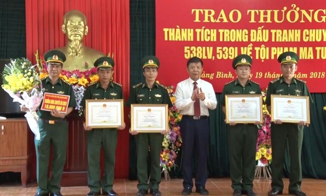 Thưởng nóng lực lượng BĐBP sau thành tích phá 2 chuyên án ma túy lớn - 2 Chủ tịch UBND tỉnh Quảng Bình tặng Bằng khen cho tập thể, cá nhân có thành tích xuất sắc trong đấu tranh, triệt phá thành công hai chuyên án ma túy, góp phần phòng chống các loại tội phạm ở khu vực biên giới.