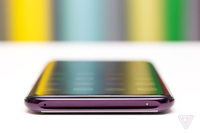 Oppo trình làng smartphone có thiết kế camera trước/sau cực độc đáo - 7 Cạnh trên của sản phẩm