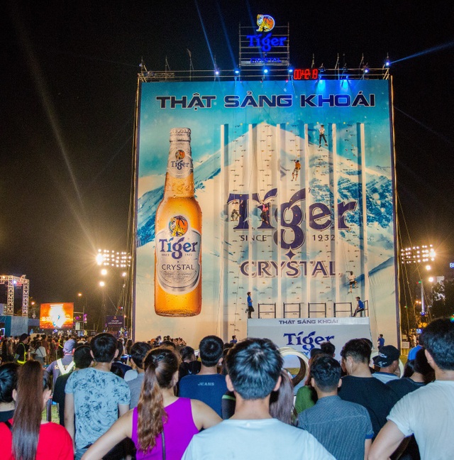 Sân chơi "bản lĩnh" Bức tường Tiger 2018 đem thông điệp "Uống có trách nhiệm" đến giới trẻ Quy Nhơn - 1
Thu hút sự quan tâm đặc biệt của hàng ngàn bạn trẻ, Bức tường Tiger 2018 chính là điểm giải trí “nóng” nhất hè này tại Quy Nhơn