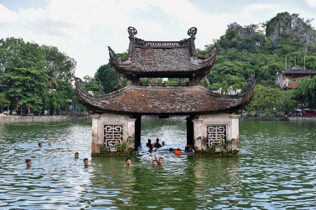 
Vào những buổi chiều hè nắng nóng, hàng trăm trẻ nhỏ lại tới hồ Long Trì nằm trong khu di tích chùa Thầy (Quốc Oai, Hà Nội) để tắm mát.
