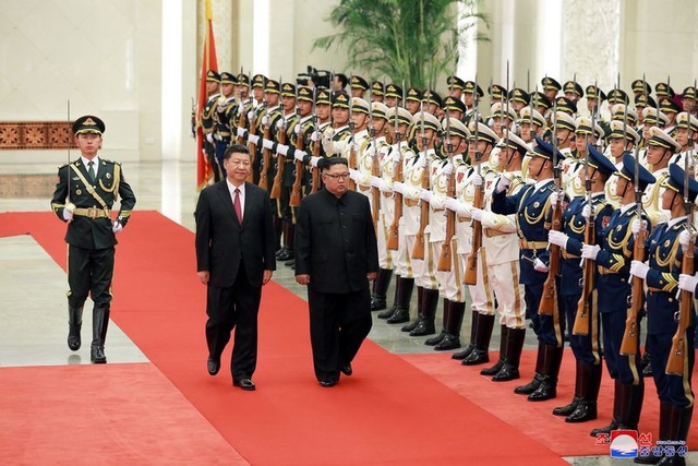 Triều Tiên bất ngờ công bố hình ảnh ông Kim Jong-un thăm Trung Quốc - 3
Nhà lãnh đạo Triều Tiên duyệt đội danh dự trong lễ đón chính thức tại Bắc Kinh.