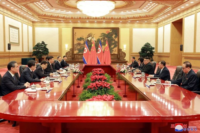Triều Tiên bất ngờ công bố hình ảnh ông Kim Jong-un thăm Trung Quốc - 5
Chủ tịch Trung Quốc và nhà lãnh đạo Triều Tiên hội đàm tại thủ đô Bắc Kinh.