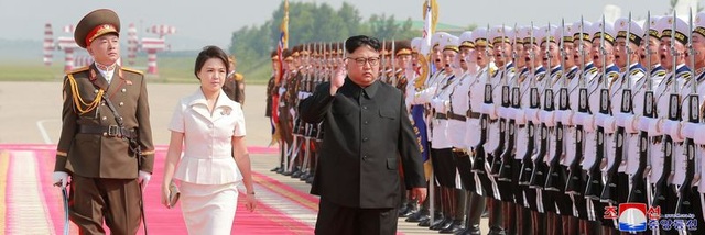 
Nhà lãnh đạo Triều Tiên Kim Jong-un và phu nhân bước trên thảm đỏ tại sân bay ở Bình Nhưỡng trước khi khởi hành đi Bắc Kinh.
