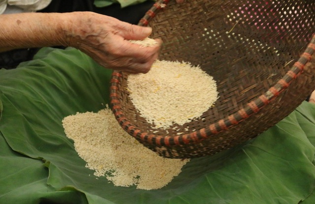 Theo các nghệ nhân làm trà, việc lấy gạo sen là công đoạn khó nhất. Trong đó người làm phải nhanh tay, khéo léo để hạt gạo không nát, bay mất hương thơm.