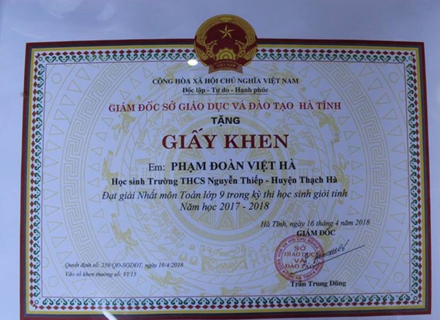 Cô học trò nghèo đỗ thủ khoa kỳ thi vào Trường THPT Chuyên Hà Tĩnh - 3 Giấy khen giải Nhất môn Toán lớp 9 trong kỳ thi học sinh giỏi cấp tỉnh vừa qua của Việt Hà.