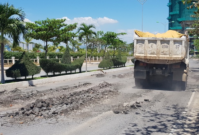 Đường ven biển Nha Trang như “ruộng bậc thang” - 7 Xe tải chạy qua khiến tuyến đường nghi ngút khói bụi do đã bị hư hại nghiêm trọng