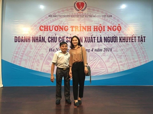 Võ Văn Sơn và người vợ sắp cưới tại chương trình Hội ngộ doanh nhân, chủ cơ sở sản xuất là người khuyết tật được tổ chức tại Hà Nội