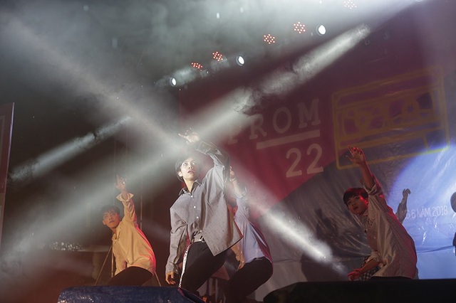 Justa Tee, Monstar thổi bùng đêm prom dưới mưa của ĐH Khoa học tự nhiên - 9
Những tiết mục văn nghệ đặc sắc do chính các sinh viên của trường dàn dựng và biểu diễn