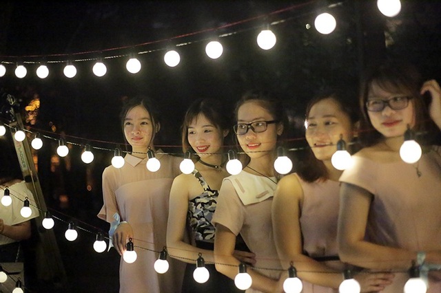 Justa Tee, Monstar thổi bùng đêm prom dưới mưa của ĐH Khoa học tự nhiên - 3
Rũ bỏ vẻ ngoài giản dị ngày thường, các “nhà khoa học tương lai” lộng lẫy, xinh đẹp khi diện trang phục dạ hội