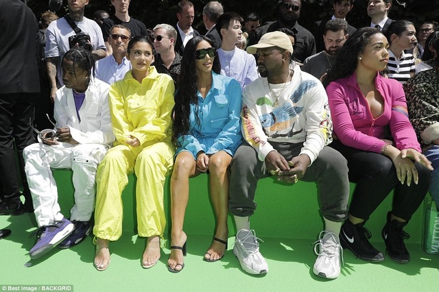 Kim Kardashian quay lại Paris sau vụ bị cướp - 6
Người đẹp siêu vòng ba nói cô cần thời gian để quên đi những chuyện khủng khiếp đã xảy ra trong quá khứ