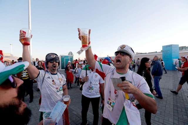 Thiếu bia tại Nga vì người hâm mộ World Cup uống quá nhiều - 1 Người hâm mộ đổ ra đường uống bia mừng chiến thắng sau mỗi trận đấu. (Nguồn: Sergey Dolzhenko/EPA via Rex/Shutterstock)