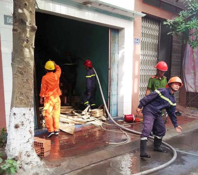 Cô gái kịp bừng tỉnh thoát khỏi ngôi nhà đang cháy - 1 Cô gái ngủ say kịp bừng tỉnh thoát khỏi ngôi nhà đang bốc cháy.
