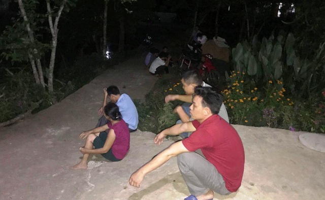 Rơi xuống hố đào chôn cột điện, hai em nhỏ chết đuối thương tâm - 2 Người dân đến chia buồn cùng gia đình nạn nhân.