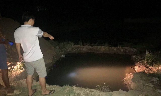 Rơi xuống hố đào chôn cột điện, hai em nhỏ chết đuối thương tâm - 3 Hố đào chôn cột điện - nơi hai em nhỏ rơi xuống chết đuối.