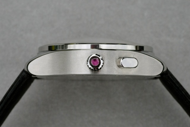 Hãng máy ảnh Leica bất ngờ sản xuất đồng hồ, giá bán trên 11,5 ngàn USD - 2 Viên hồng ngọc được đính lên núm điều chỉnh của đồng hồ