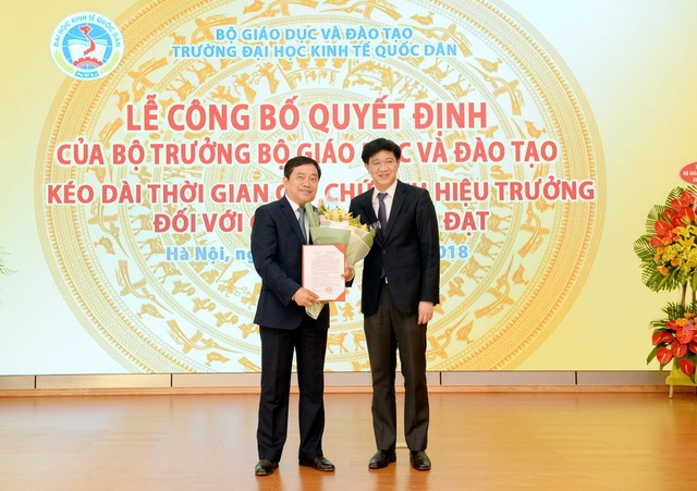 Kéo dài thời gian giữ chức vụ với Hiệu trưởng trường ĐH Kinh tế quốc dân - 1
Ông Trịnh Xuân Hiếu, Vụ trưởng Vụ TCCB, Bộ GD – ĐT trao Quyết định kéo dài thời gian quản lý hiệu trưởng trường ĐH Kinh tế quốc dân với GS.TS Trần Thọ Đạt.