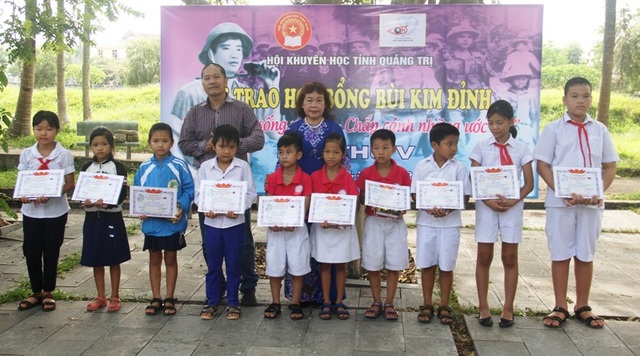 Quảng Trị: Quỹ Khuyến học hỗ trợ, khen thưởng cho hơn 43.000 đối tượng - 2 Trao học bổng cho các em học sinh hiếu học