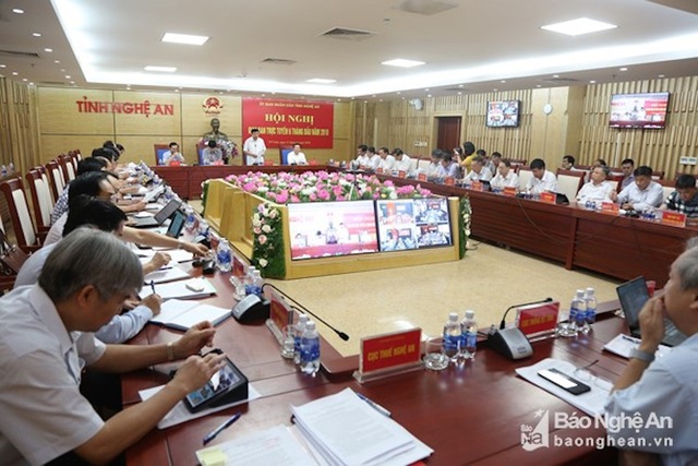 Cán bộ huyện bỏ về hết khi Chủ tịch tỉnh đang kết luận - 1 UBND tỉnh Nghệ An họp sơ kết 6 tháng trực tuyến (Ảnh: BNA)