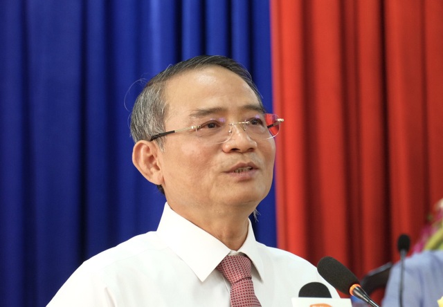 Bí thư Đà Nẵng: “Cán bộ vào quy hoạch rồi yên tâm rung đùi là không được” - 1
Ông Trương Quang Nghĩa - Bí thư Thành uỷ Đà Nẵng, Trưởng đoàn ĐBQH TP phát biểu tại buổi tiếp xúc cử tri ở quận Hải Châu sáng 22/6.