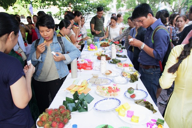 Hấp dẫn hương sắc bánh Huế - 18 Công chúng và du khách thưởng thức bánh Huế tại buổi khai mạc trưng bày Hương sắc bánh Huế