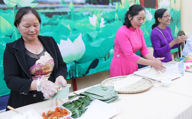 Hấp dẫn hương sắc bánh Huế - 6 Các o, chị trổ tài làm bánh