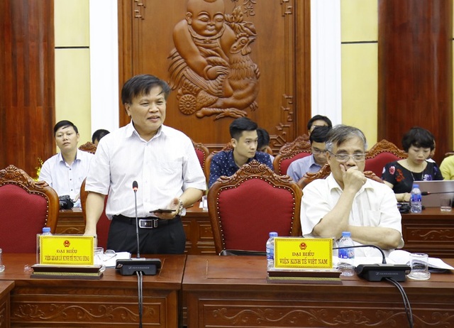 Bộ trưởng và những tin nhắn ngoài giờ của Bí thư, Chủ tịch tỉnh Bắc Ninh - 3 TS Nguyễn Đình Cung (đứng) và Trần Đình Thiên, các thành viên trong Ban Tư vấn của Thủ tướng tham gia cuộc kiểm tra của Tổ công tác