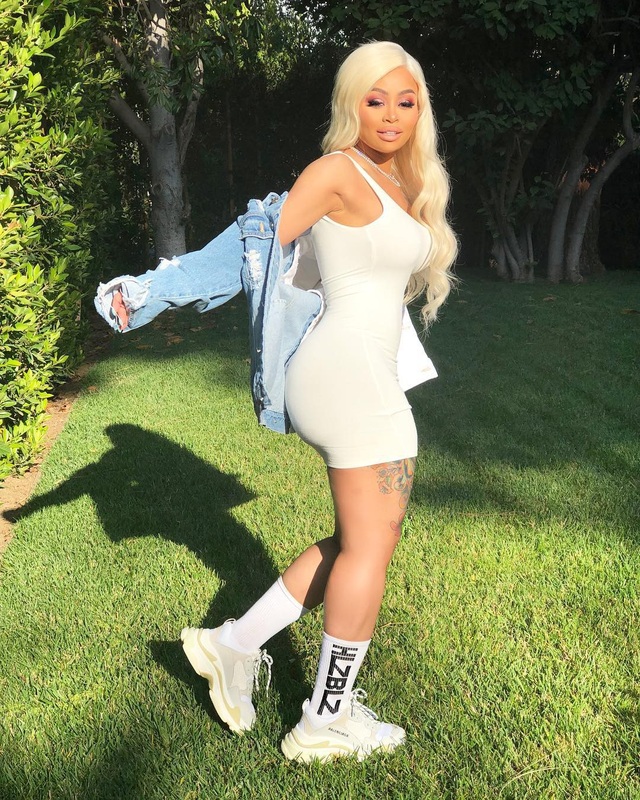 Blac Chyna khoe dáng nóng bỏng - 8
Nhiều nguồn tin khẳng định cát sê dự tiệc của Blac Chyna thời gian này đã giảm1/10 so với ngày cô còn hò hẹn với Rob Kardashian