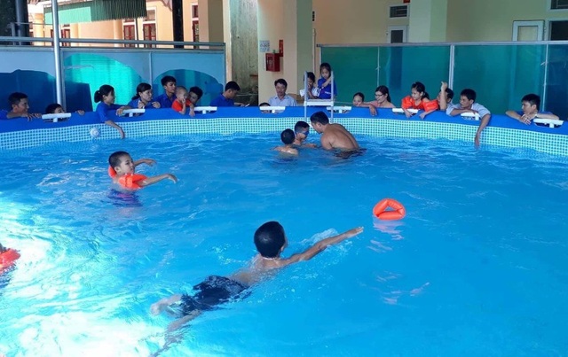 Dạy bơi miễn phí cho các em nhỏ khó khăn - 1 Các em nhỏ tích cực được tập bơi tại thị xã Hồng Lĩnh