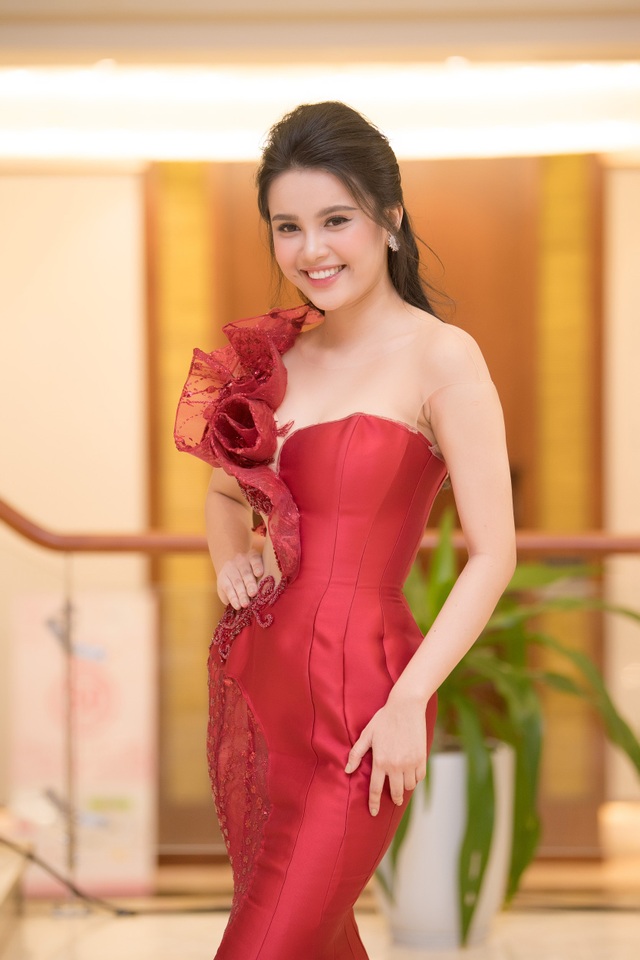 Hà Kiều Anh “lấn lướt” nhan sắc các Hoa hậu, Á hậu đàn em - 8 Người đẹp Đào Hà, Hoa khôi Huỳnh Thuý Vi và Á hậu Diệu Thuỳ.